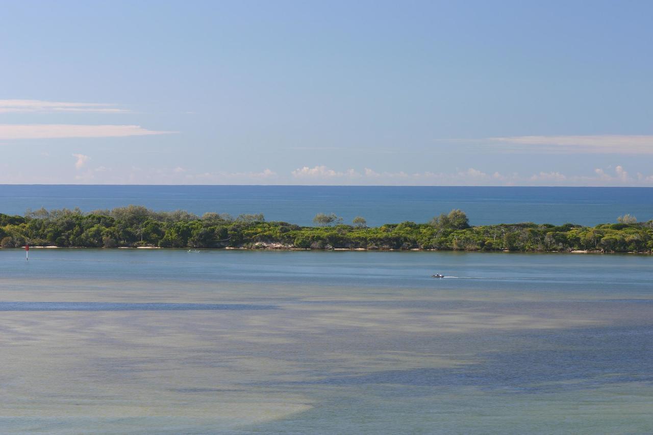 Moorings Beach Resort Калаундра Экстерьер фото